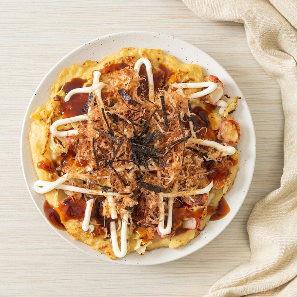 Japanese traditional pizza that called okonomiyaki