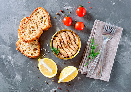 Sardines with bread, tomatoes and lemons